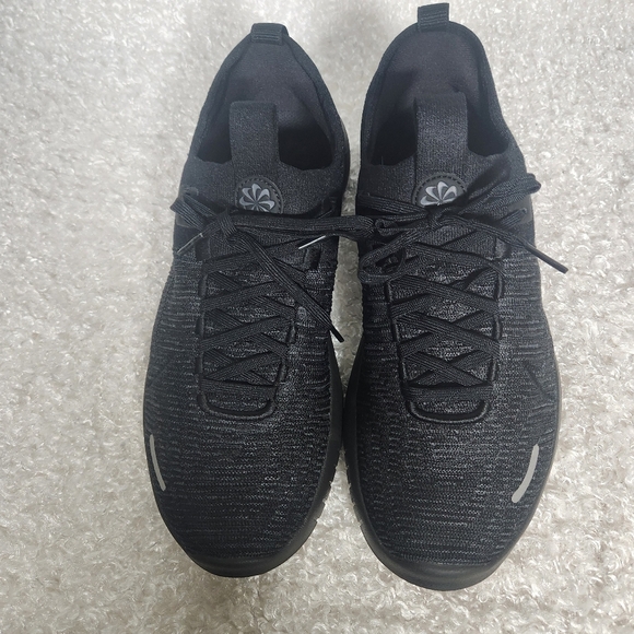 Nike Black Athletic Shoes with Sleek Design - Picture 2 of 10